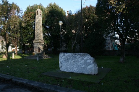 Monumento ai caduti di Nozzano, dedicato alla memoria dei soldati, immerse nel verde e nella quiete.