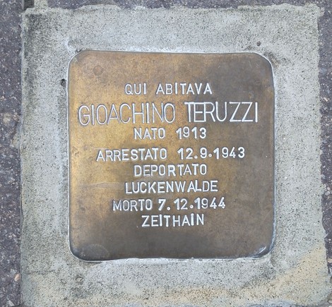 Pietre d'inciampo del Giardino della Memoria dedicate a vittime della deportazione.