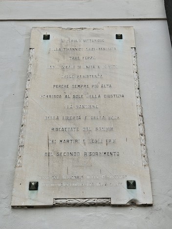 Lapide commemorativa dedicata alla Resistenza contro il fascismo, con iscrizioni di memoria storica.