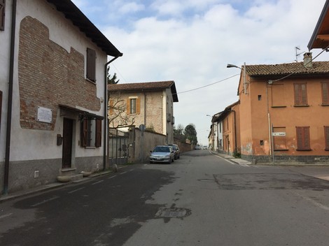 Lapide commemorativa per le vittime della rappresaglia di Cascina Calderara. Ambiente tranquillo, espressione di memoria storica.