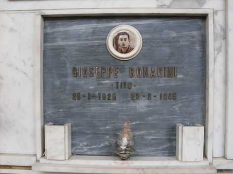 Sacrario dedicato ai caduti per la libertà a Rubiera, con epigrafi commemorative e un'immagine.
