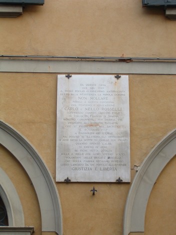 Lapide commemorativa di Carlo e Nello Rosselli, simbolo di resistenza e libertà.