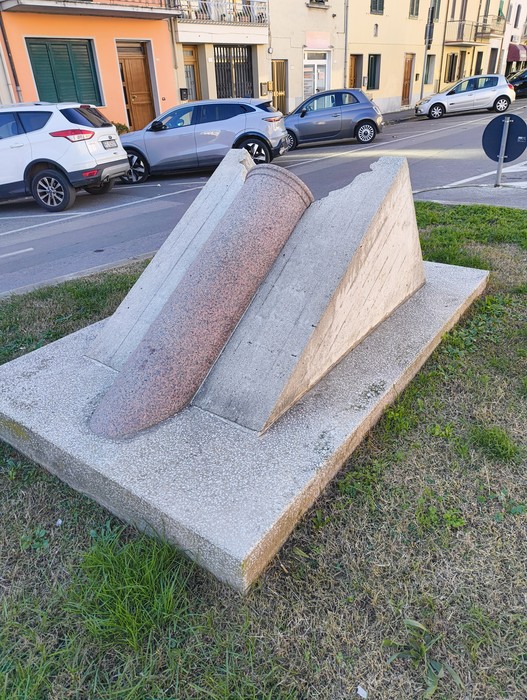 Monumento a Baranovskij, un'opera contemporanea con elementi geometrici in un contesto urbano.