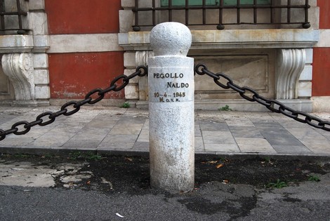 Cippo commemorativo a Pegollo, dedicato a Naldo, datato 10-6-1945, in una zona storica.