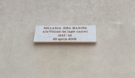 Lapide commemorativa alle vittime dei lager nazisti a Bellaria-Igea Marina, dedicata nel 2009.