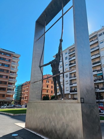 Monumento alla Resistenza, un'opera che celebra la lotta per la libertà e i valori della resistenza.