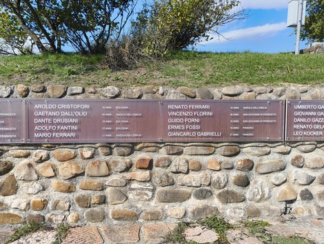 Monumento ai partigiani caduti a Monte Sabbiuno, commemorazione della Resistenza italiana.