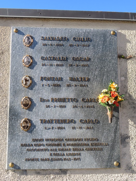 Monumento commemorativo ai partigiani, con nomi e date in onore dei caduti della Resistenza.