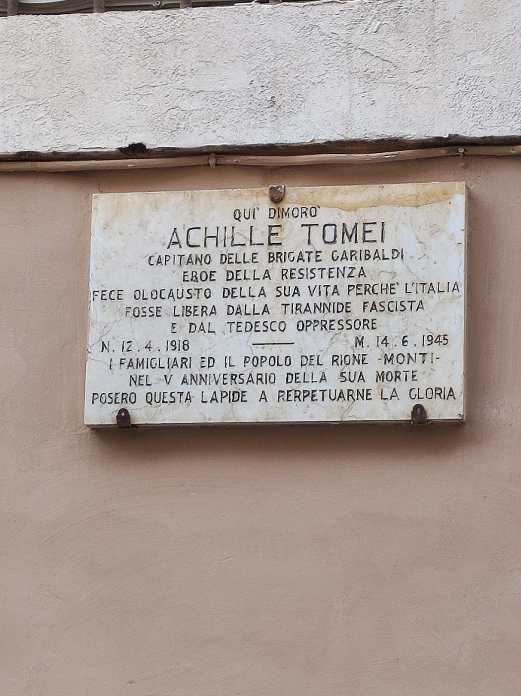 Lapide dedicata ad Achille Tomei, capitano delle Brigate Garibaldi e vittima della tirannide fascista.