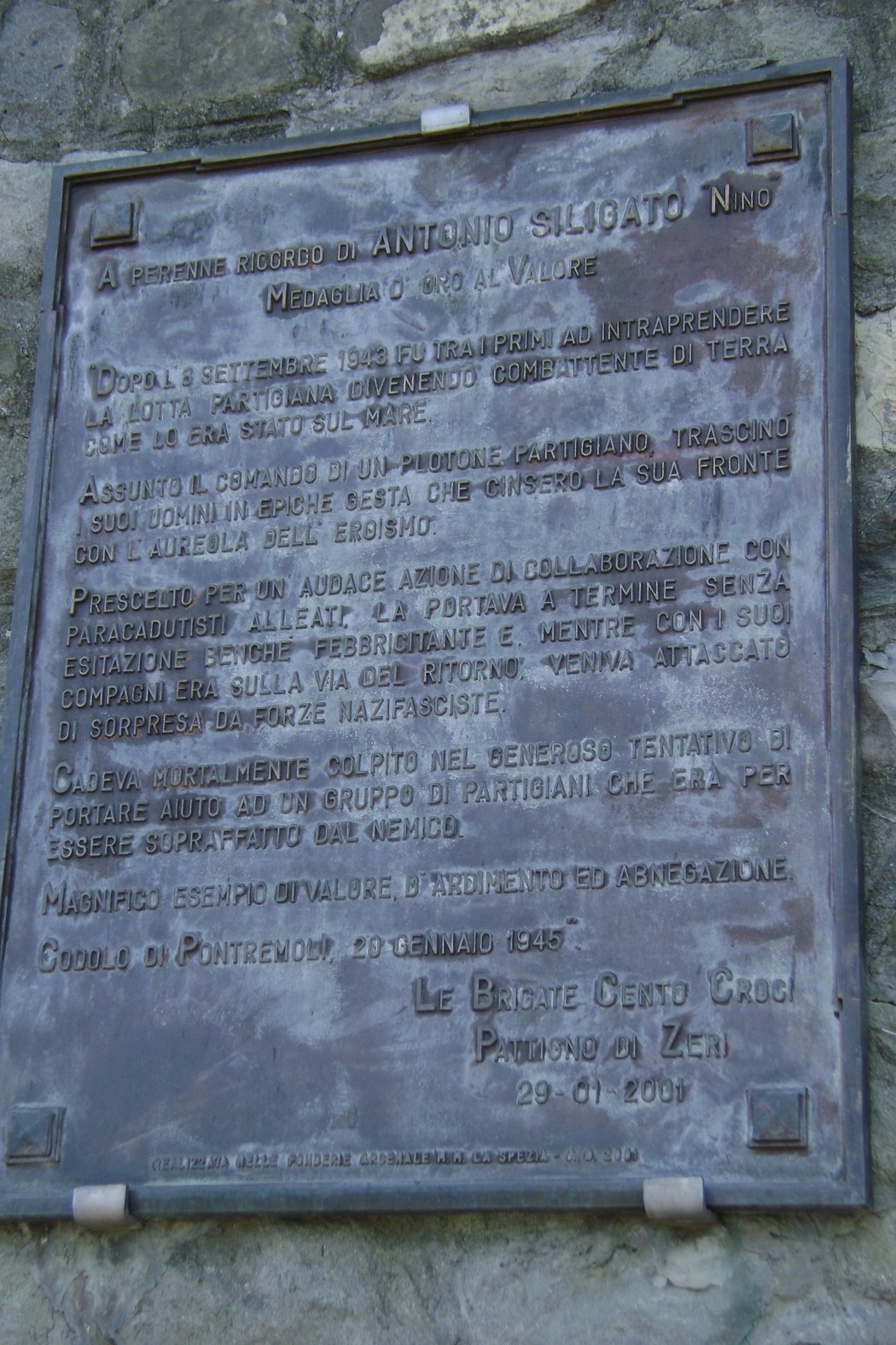 Targa commemorativa dedicata ad Antonio Siligato, situata a Pontevico, in ricordo della sua impresa.