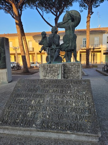 Monumento alla Resistenza, dedicato ai partigiani della seconda guerra mondiale, simbolo di libertà e democrazia.