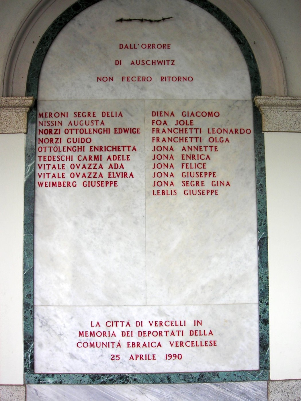 Lapide commemorativa dedicata ai deportati, in memoria delle vittime dell'Olocausto, a Vercelli.