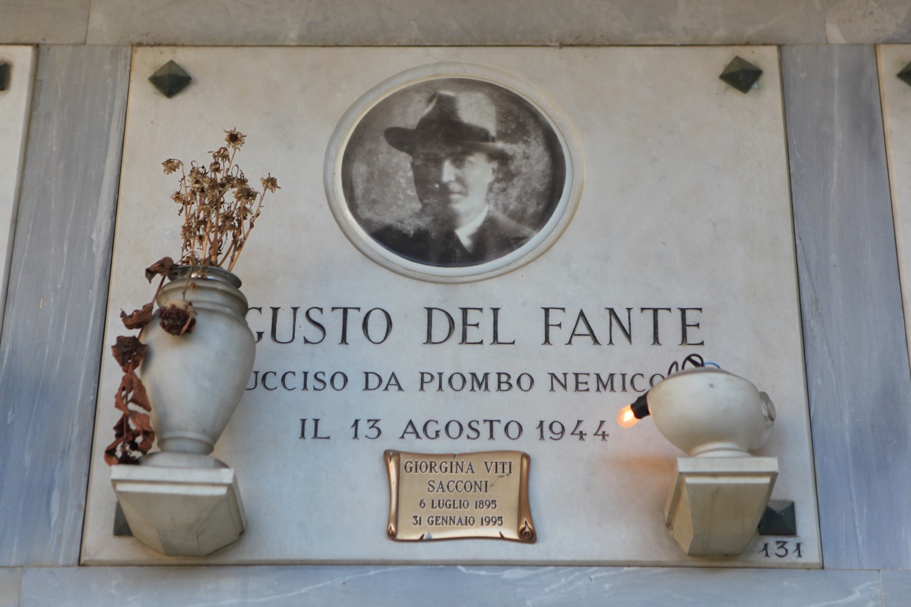 Sepolcro di Del Fante, marmo con foto e fiori secchi, in memoria del soldato ucciso nel 1944.