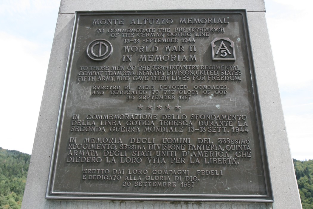 Cippo commemorativo della Battaglia del Monte Altuzzo, in onore dei caduti della 338ª divisione americana.