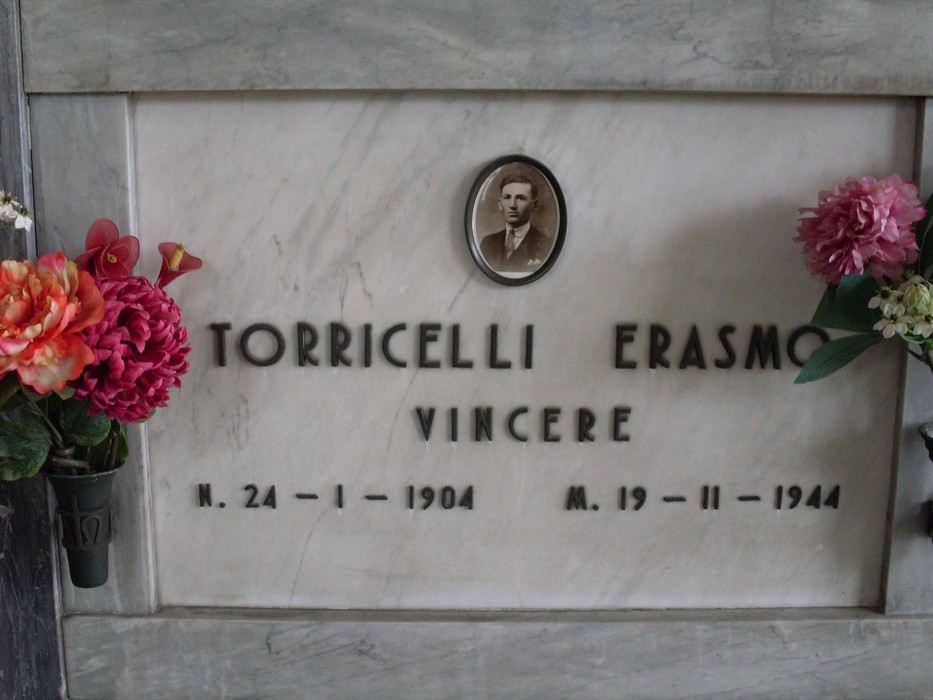 Sacrario dedicato ai caduti per la libertà a Rio Saliceto, con omaggi floreali e memoria di Erasmo Torricelli.