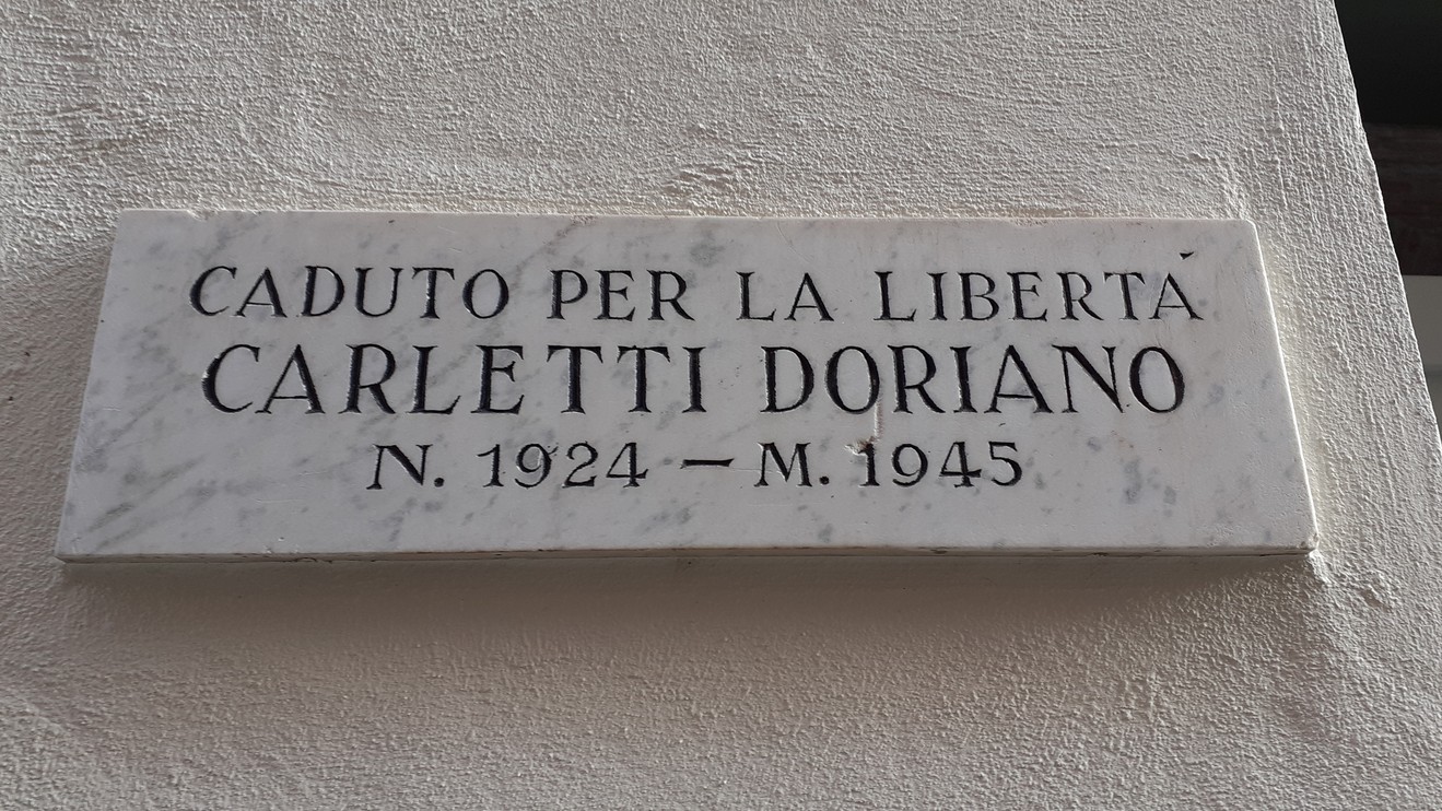 Lapide commemorativa dedicata a Carletti Doriano, caduto per la libertà, con date di nascita e morte.