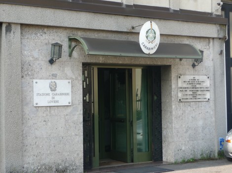 Ingresso della stazione dei Carabinieri di Lovere con struttura in pietra e insegne istituzionali.