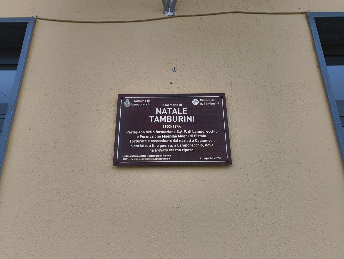 Targa commemorativa dedicata a Natale Tamburini, in onore del suo contributo storico a Lampertheim.