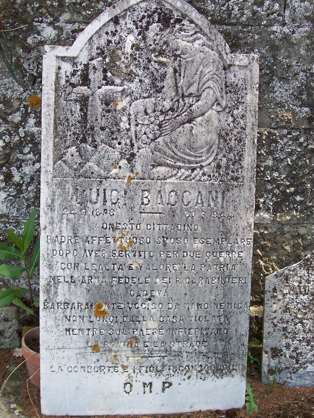 Sepolcro di Baccani, tomba in pietra con decorazioni e iscrizioni commemorative.