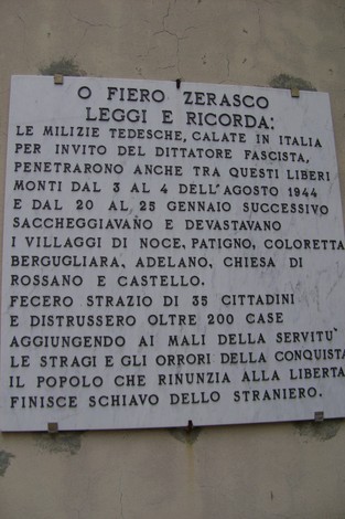 Lapide commemorativa che ricorda le stragi e le sofferenze subite dalla popolazione durante la guerra.