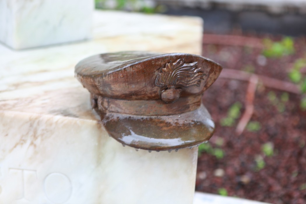 Monumento a D'Acquisto, con un particolare dettaglio di un cappello di capitano in bronzo.