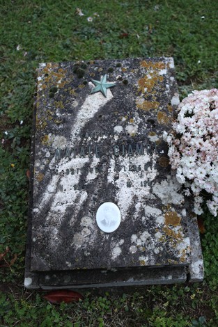 Tomba dedicata ai partigiani pratesi, con decorazioni e fiori commemorativi.