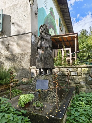 Statua commemorativa ai caduti di Monte Sole, simbolo di memoria e rispetto per le vittime.