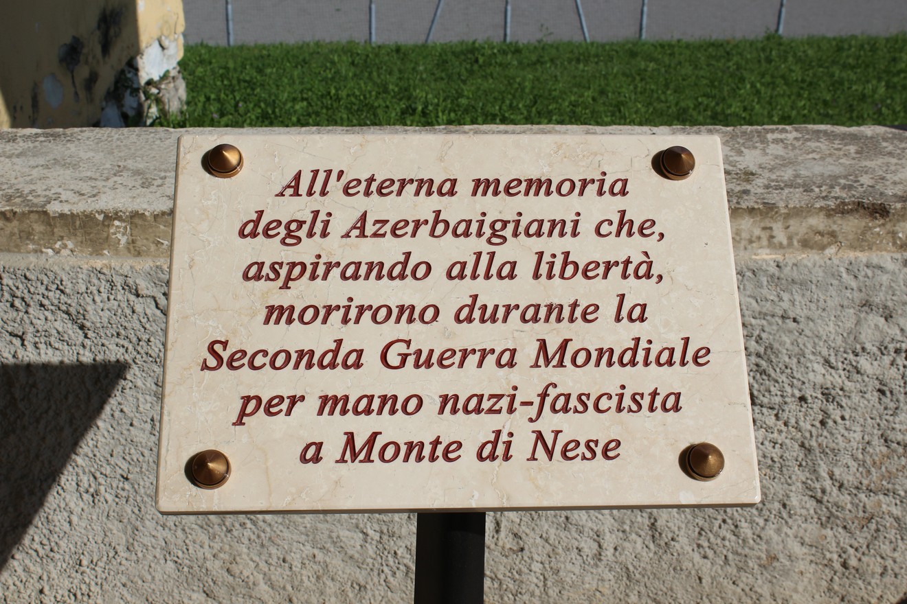 Targa commemorativa dedicata ai disertori azeri caduti nella Seconda Guerra Mondiale.