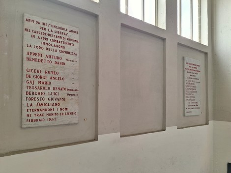 Lapidi commemorative dei partigiani nelle Officine Savigliano, dedicate alla loro memoria e al sacrificio.