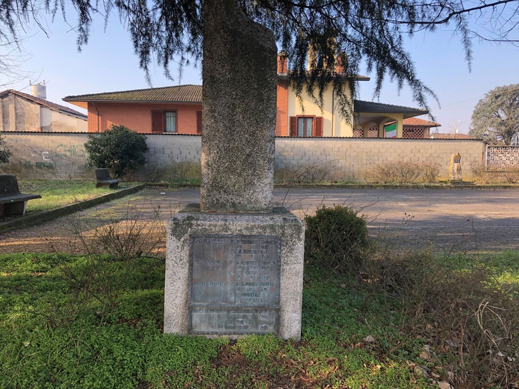 Monumento ai caduti di Santa Cristina e Bissone, commemorativo immerso nella natura.