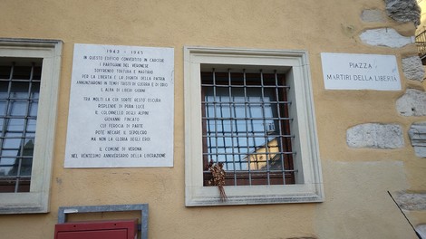 Lapide commemorativa del carcere nazista, situata in una piazza dedicata ai martiri della libertà.