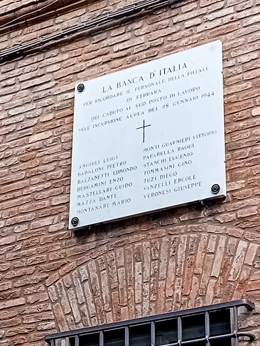 Lapidi commemorative delle vittime del bombardamento della Banca d'Italia, con nomi incisi in memoria.