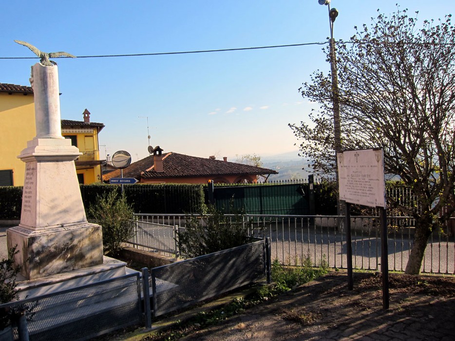 Monumento a Vercesi, un omaggio alla storia locale immerso in un paesaggio panoramico.