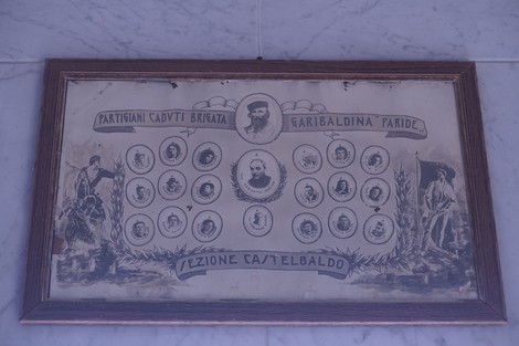 Lapide commemorativa dei partigiani caduti, collocata nella Cappella dei Caduti della Resistenza.