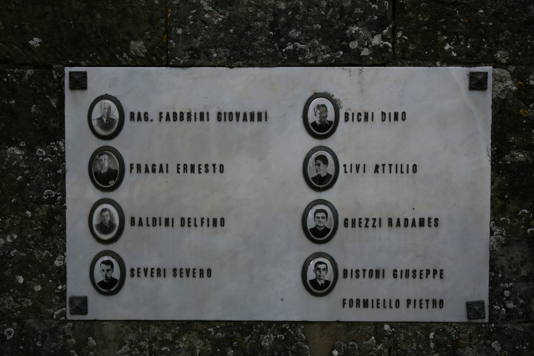 Monumento di San Severo, commemorativo con nomi e volti dei caduti, situato in un contesto storico e culturale.