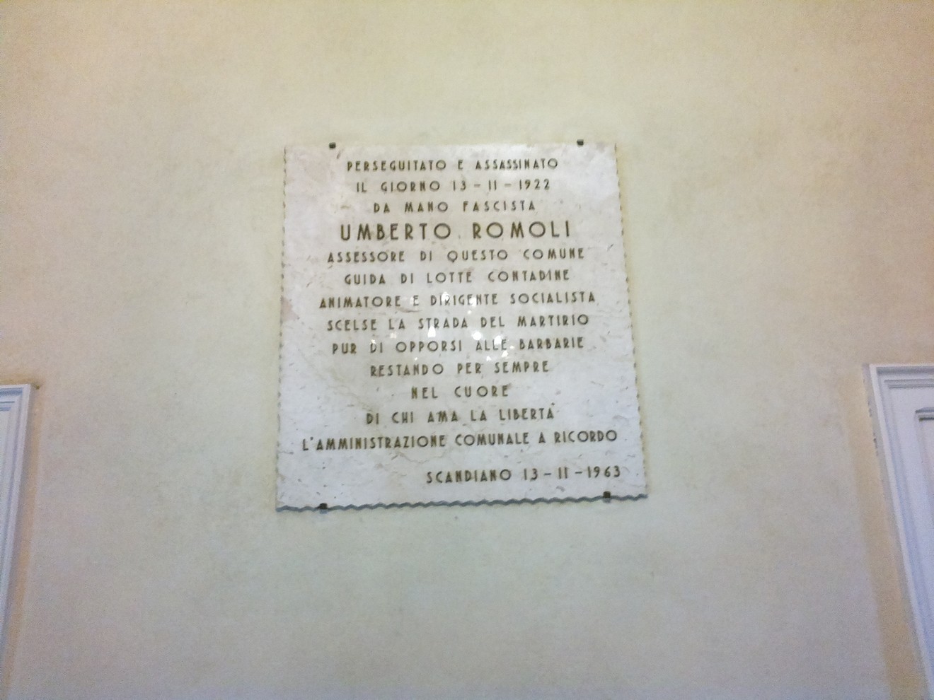 Lapidi commemorative nel municipio di Scandiano, in memoria di Umberto Romoli e delle vittime del fascismo.