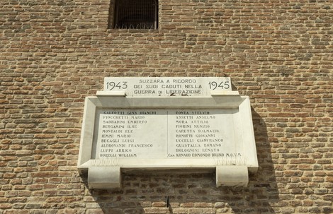 Lapide commemorativa dedicata ai caduti per la Liberazione, situata a Suzzara, con nomi e date significative.