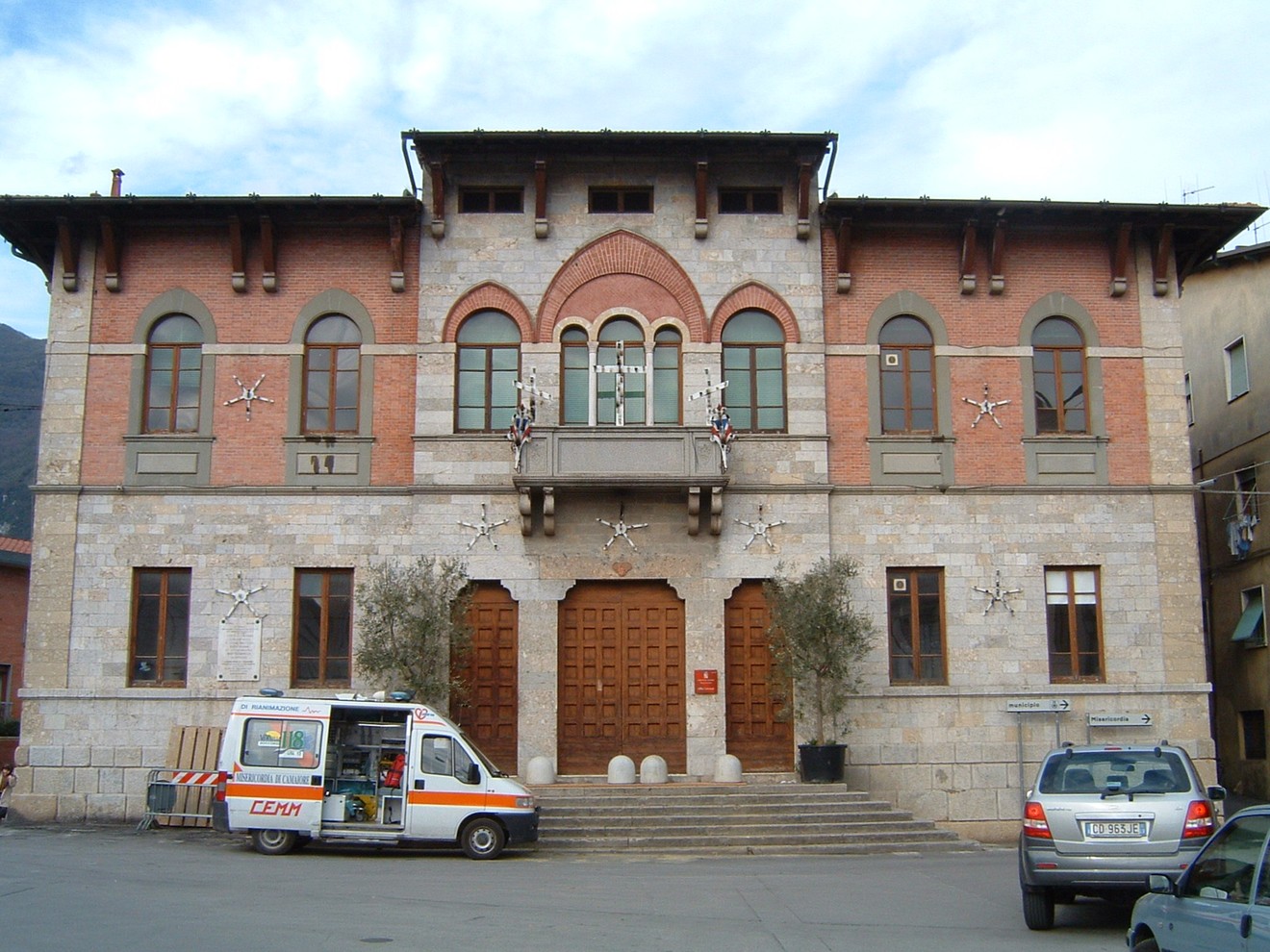 Lapide del Palazzo Littorio, edificio storico con facciata in pietra e mattoni, caratterizzato da un'architettura eleganta.