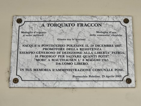 Lapide dedicata a Torquato Fraccon, promotore della resistenza e commemorativa della sua vita e opere.