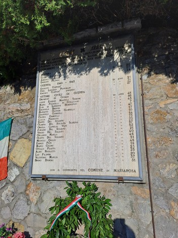Lapide commemorativa ai caduti di Massaciuccoli, con nomi dei militari e civili della guerra.