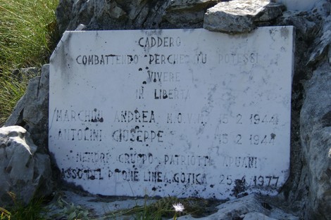 Cippo commemorativo dedicato a Marchini e Antolini, in ricordo del loro sacrificio per la libertà.