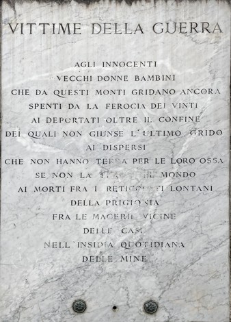 Monumento ai caduti di Vado, ricordo delle vittime della guerra, con testi commemorativi su una lastra di pietra.