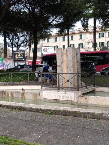 Monumento ai caduti per la libertà di Centocelle, con una struttura in pietra e un'area circostante verde.