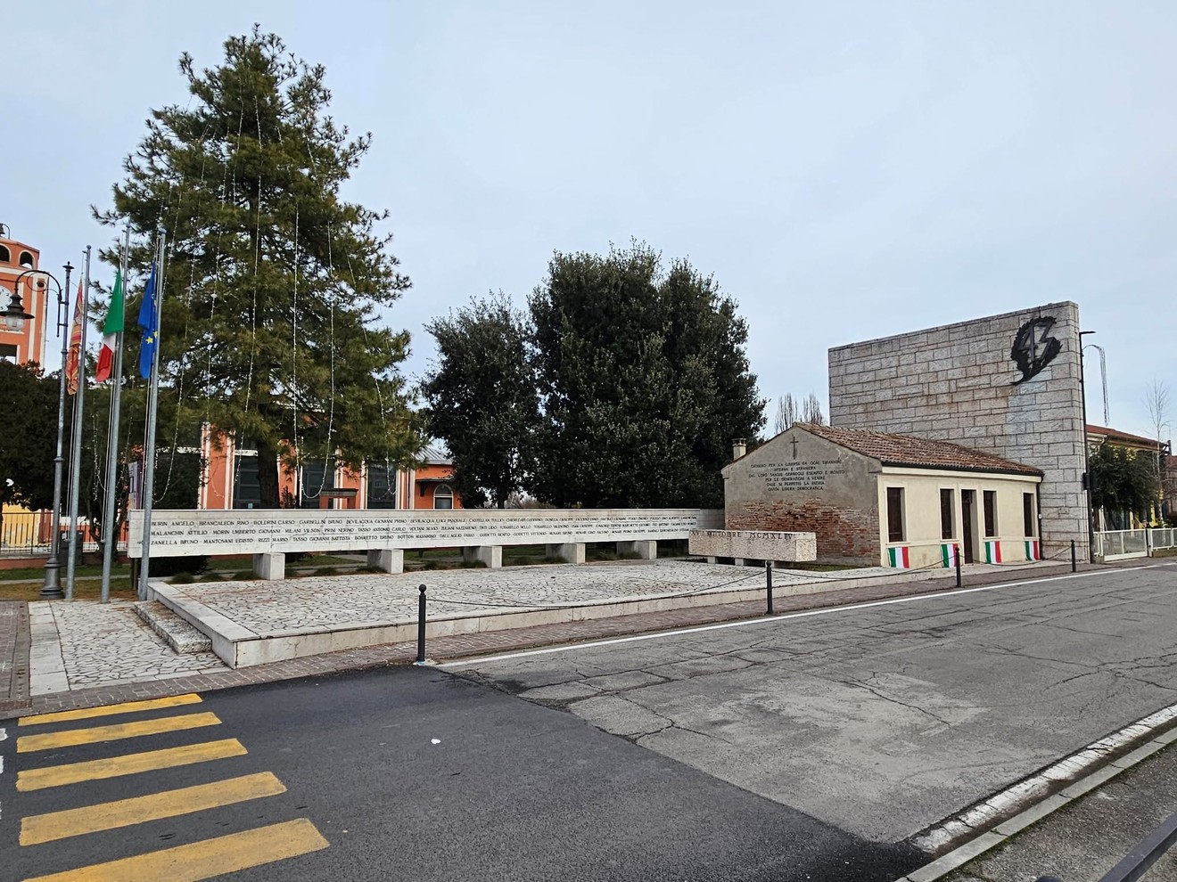 Monumento all'Eccidio di Villamarzana, in ricordo delle vittime e della memoria storica.
