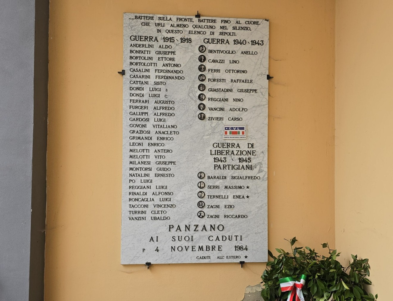Lapide commemorativa ai caduti di Panzano, in onore dei soldati delle guerre 1915-1918 e 1940-1943.