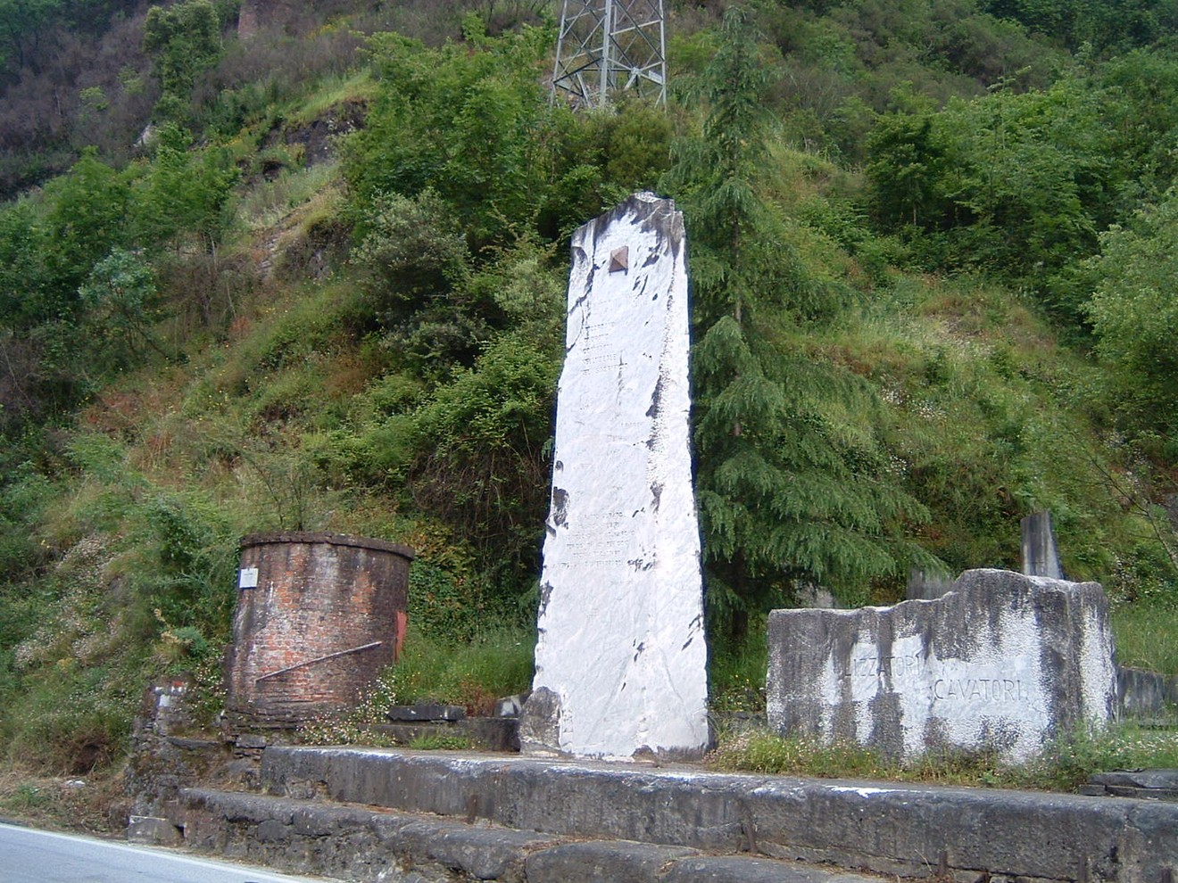 Monumento ai patrioti apuani, situato in un’area naturale, commemorativo e simbolo di battaglie storiche.
