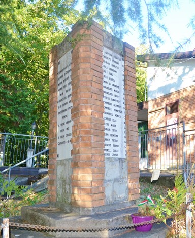 Monumento ai caduti di Castagneto, dedicato alla memoria dei combattenti della comunità.