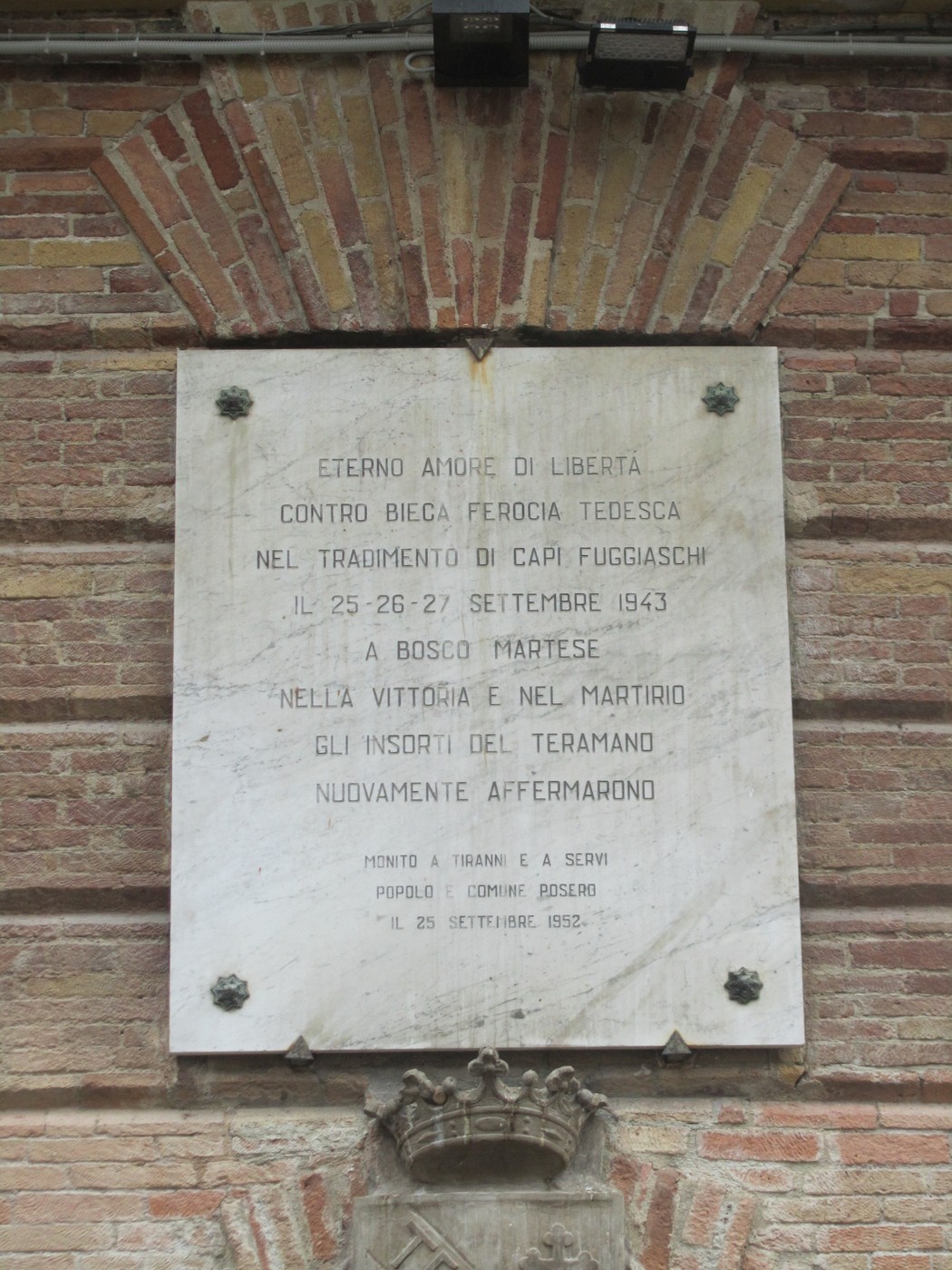 Lapide commemorativa ai Martiri di Bosco Martese, dedicata ai caduti del 1943 contro l'occupazione tedesca.