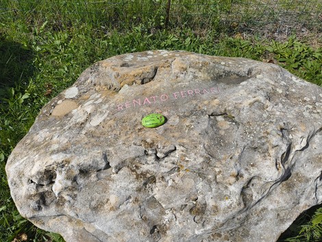Monumento ai partigiani caduti a Monte Sabbiuno, commemorazione di valorosi combattenti della Resistenza.