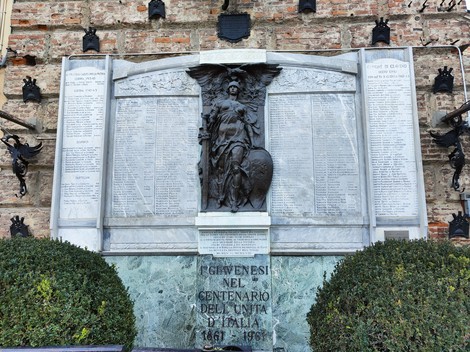Monumento ai caduti di Giaveno, omaggio ai sacrifici per l'unità d'Italia, con iscrizioni commemorative.